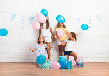 İn arkadaş grubu ile balon ile oynarken bir doğum günü partisi