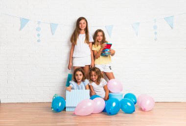 İn arkadaş grubu ile bir doğum günü partisi