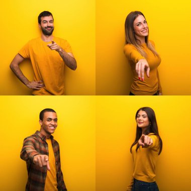 Bir grup insan kendine güvenen bir ifadeyle seni işaret ediyor.