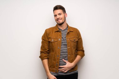 Beyaz duvar gülümseyen üzerinden yakışıklı adam