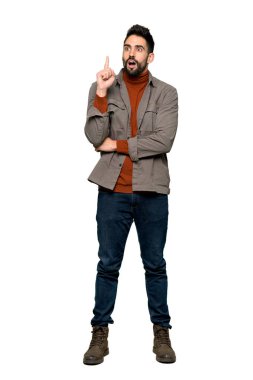 İzole beyaz arka plan üzerinde parmak işaret bir fikir düşünce sakallı yakışıklı adam tam uzunlukta atış
