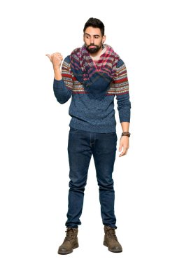 Tam uzunlukta atış hippi adamın mutsuz ve izole beyaz arka tarafa işaretleme