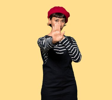 Sarı arka plan üzerinde yanlış düşünüyor bir durum inkar durdurmak jest yapma bere olan kadın