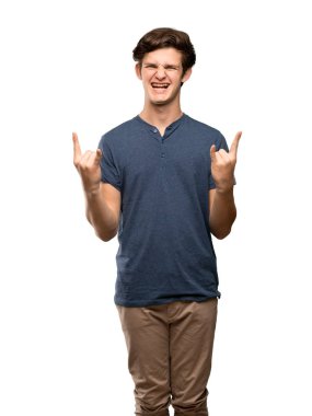 Genç adam Rock jest yapma beyaz arka plan izole