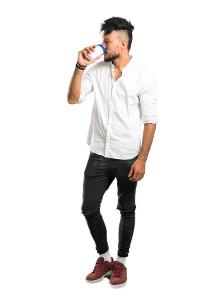 Tiro Comprimento Total Jovem Árabe Com Camisa Branca Segurando Café — Fotografia de Stock