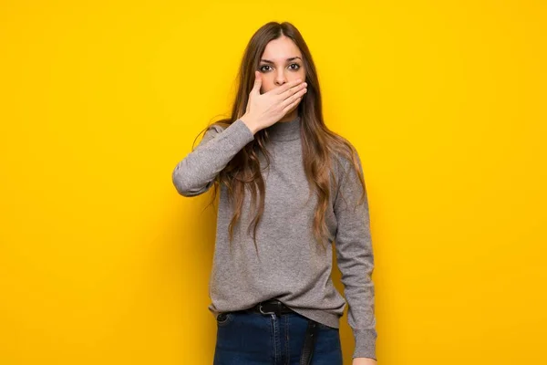 Young Woman Yellow Wall Covering Mouth Hands Saying Something Inappropriate — Stock Photo, Image