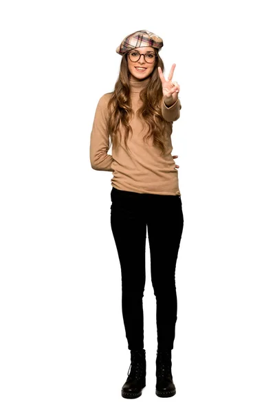 Повнометражний Знімок Молодої Жінки Беретом Посміхається Показує Знак Перемоги Ізольованому — стокове фото