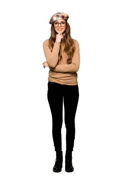 Повнометражний Знімок Молодої Жінки Беретом Окулярах Посмішкою Ізольованому Білому Тлі — стокове фото