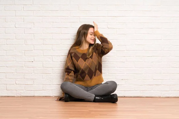 Tiener Meisje Zittend Vloer Heeft Gerealiseerd Iets Die Voornemens Oplossing — Stockfoto