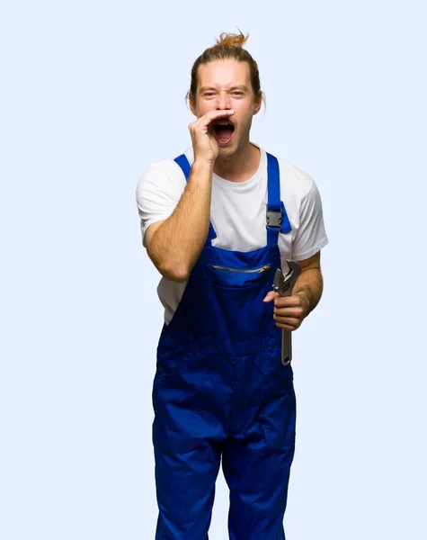 Trabalhador Gritando Anunciando Algo Sobre Fundo Isolado — Fotografia de Stock