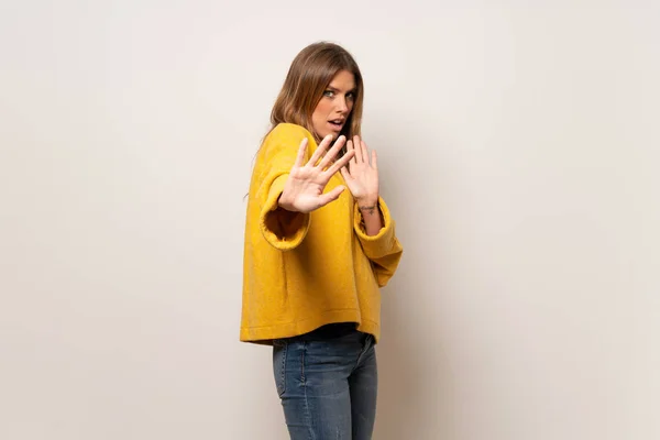 Женщина Желтым Свитером Над Изолированной Стеной Нервничает Боится Протягивая Руки — стоковое фото