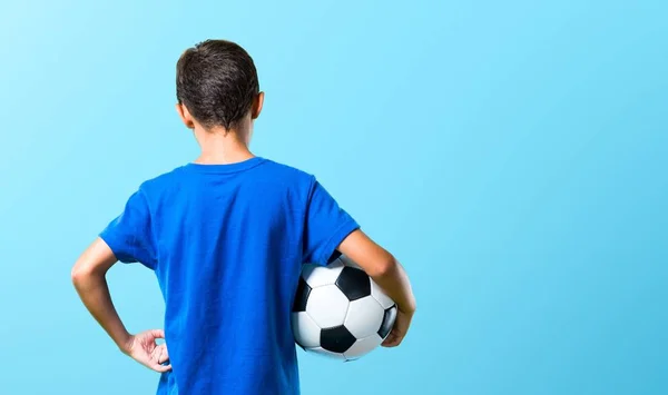 Jongen Voetballen Tegen Blauwe Achtergrond — Stockfoto