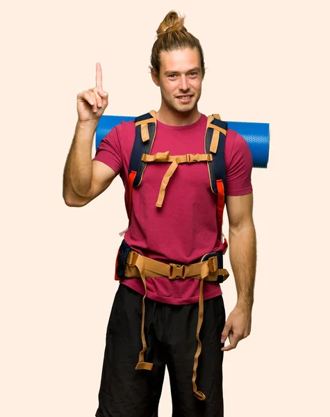 Пішохідний Чоловік Гірським Рюкзаком Показує Піднімає Палець Знак Найкращого Ізольованому — стокове фото