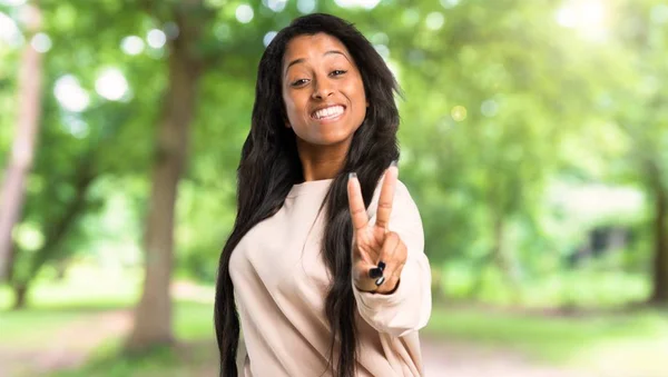Jeune Femme Afro Américaine Souriant Montrant Signe Victoire Extérieur — Photo