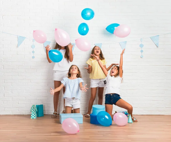 Groep Vrienden Een Verjaardagspartij Spelen Met Ballonnen — Stockfoto