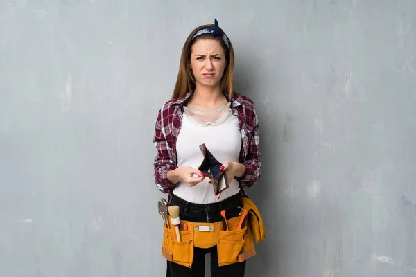 Artesãos Eletricista Mulher Segurando Uma Carteira — Fotografia de Stock