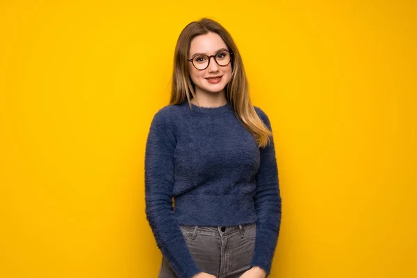 Genç Kız Gözlüklü Mutlu Sarı Duvarın Üzerinden — Stok fotoğraf