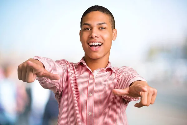 Unga Afroamerikanska Man Pekar Med Fingret Någon Och Skrattar Hel — Stockfoto