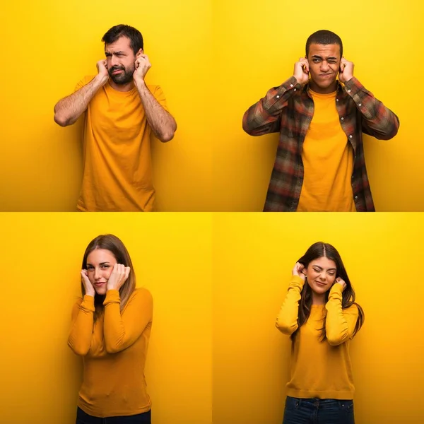 İnsanlar elleriyle kulaklarını kapsayan kümesi. Hayal kırıklığı ifade