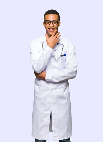 Giovane Afro Americano Uomo Medico Con Gli Occhiali Sorridente Sfondo — Foto Stock