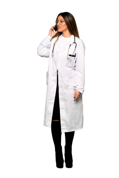Celé Tělo Ženy Mladý Lékař Pomocí Mobilního Telefonu — Stock fotografie
