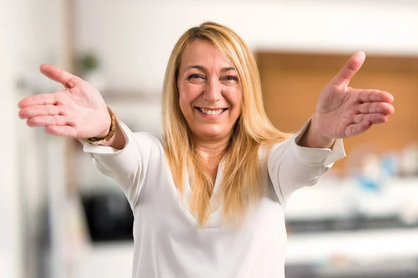 Mujer Rubia Mediana Edad Con Camisa Blanca Presentando Invitando Venir — Foto de Stock