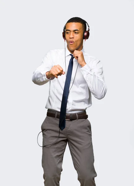 Młody Biznesmen Afro American Słuchanie Muzyki Przez Słuchawki Taniec Białym — Zdjęcie stockowe