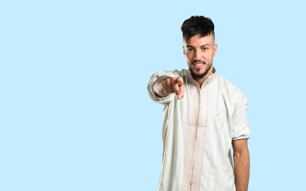 Arabische Jongeman Met Typische Arabische Kleren Wijst Naar Een Blauwe — Stockfoto