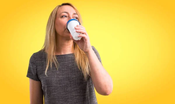 Middle Age Blonde Woman Drinking Hot Coffee Takeaway Paper Cup — Stock Photo, Image