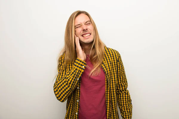 Blonder Mann Mit Langen Haaren Und Kariertem Hemd Mit Zahnschmerzen — Stockfoto