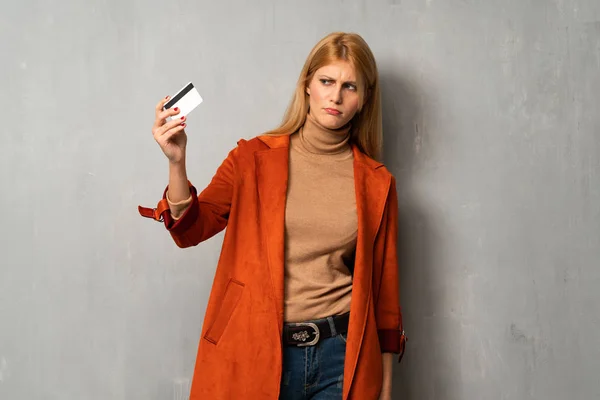 Woman Textured Background Troubled Holding Broken Smartphone — Stock Photo, Image