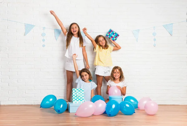 Groep Vrienden Een Verjaardagspartij Overwinning Gebaar Maken — Stockfoto