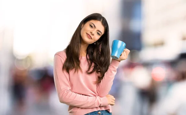 Menina Adolescente Com Camisa Rosa Segurando Uma Xícara Quente Café — Fotografia de Stock