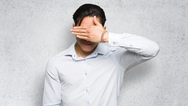 Gutaussehender Mann Der Die Augen Mit Den Händen Verdeckt Ich — Stockfoto