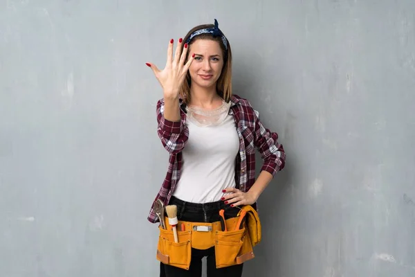 Artesãos Eletricista Mulher Contando Cinco Com Dedos — Fotografia de Stock
