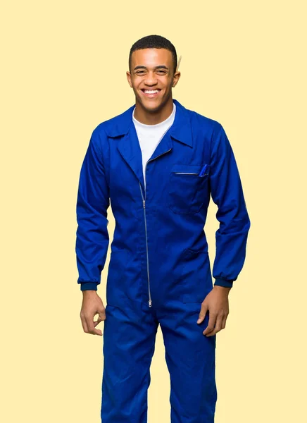 Jovem Trabalhador Afro Americano Homem Feliz Sorrindo Fundo Isolado — Fotografia de Stock