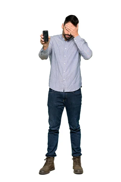 Ganzkörperaufnahme Eines Eleganten Mannes Mit Hemd Und Zerbrochenem Smartphone Auf — Stockfoto