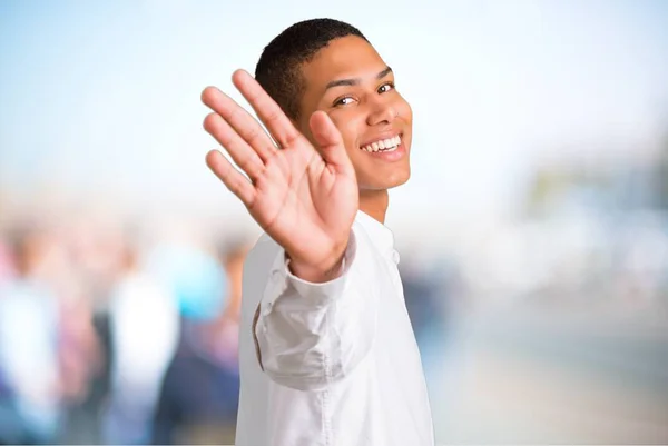 Jonge Afro Amerikaanse Man Met Wit Overhemd Die Met Hand — Stockfoto