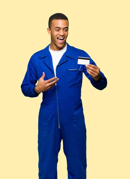 Jovem Trabalhador Afro Americano Segurando Cartão Crédito Surpreso Fundo Isolado — Fotografia de Stock