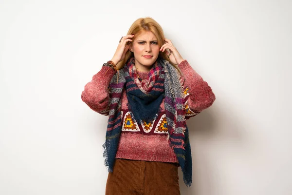 Hippie Kvinna Över Vit Vägg Missnöjda Och Frustrerade Med Något — Stockfoto