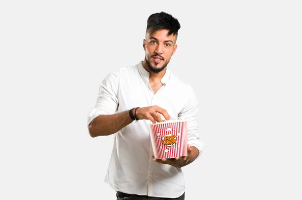 Hombre Joven Árabe Con Camisa Blanca Comiendo Palomitas Tazón Grande —  Fotos de Stock