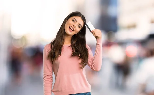 Tiener Meisje Met Roze Shirt Houden Van Een Credit Card — Stockfoto