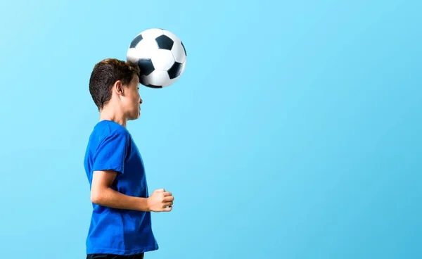 Menino Jogando Futebol Batendo Bola Com Cabeça — Fotografia de Stock