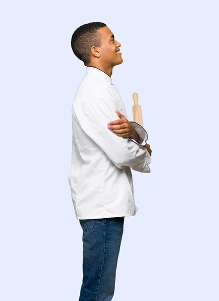 Genç Afro Amerikalı Şef Adam Izole Arka Planda Lateral Pozisyonda — Stok fotoğraf