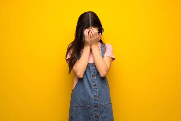 Tinédzser Lány Fáradt Beteg Kifejezés Sárga Falon — Stock Fotó