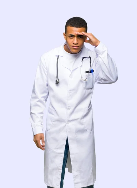 Giovane Afro Americano Uomo Medico Guardando Lontano Con Mano Guardare — Foto Stock