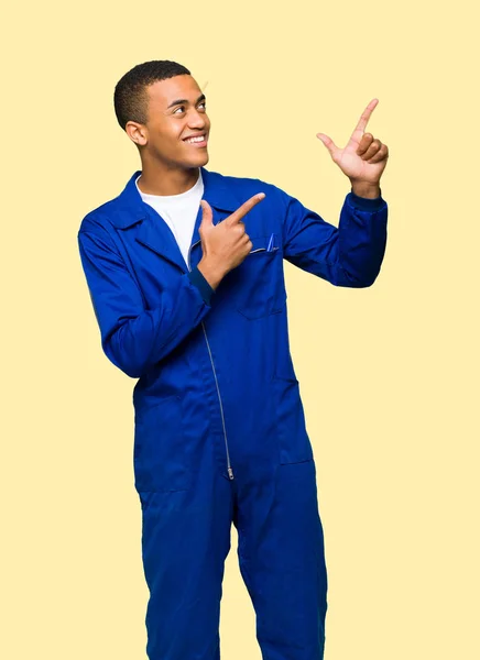 Junger Afroamerikanischer Arbeiter Zeigt Mit Dem Zeigefinger Und Blickt Auf — Stockfoto