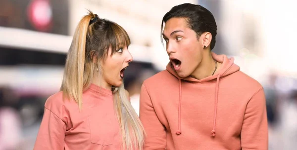 Pareja Joven Con Sorpresa Expresión Facial Impactada Ciudad — Foto de Stock