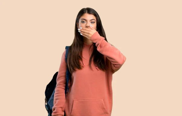 Nastolatek Dziewczyna Bluza Plecak Obejmujące Usta Rękami Mówiąc Coś Niewłaściwie — Zdjęcie stockowe