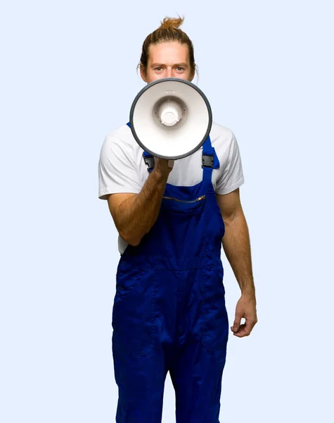 Workman Gritando Través Megáfono Para Anunciar Algo Sobre Fondo Aislado — Foto de Stock